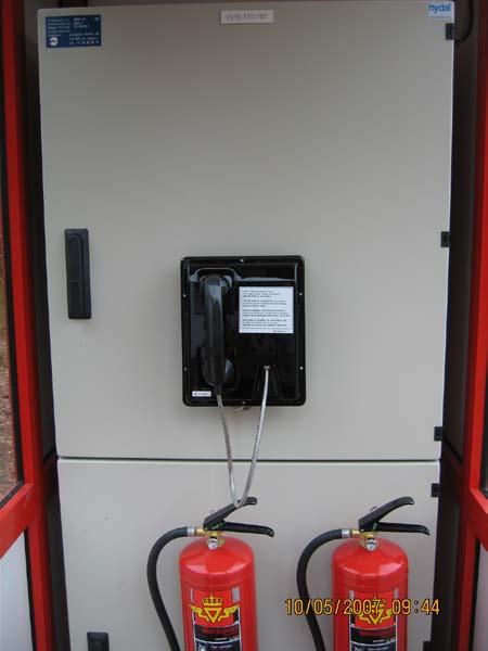 telefonkiosken er det plassert et skap med nødtelefon og 2 brannapparater.