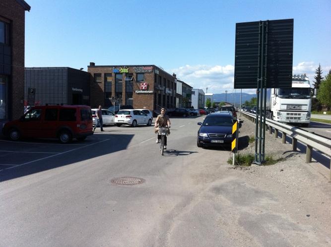 Dagens situasjon Adkomsten til næringseiendommene mellom Austadgata og Collets gate, blir brukt til tovegs biltrafikk.