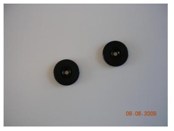 På de fleste beholderne (2-hjuls og 4-hjuls) benyttes glassrørsbrikker i plasthus som passer inn i et prefabrikert hull a 30 mm i diameter («Chip-nest») etter DIN/EN 840-1-standarden i beholderen (se