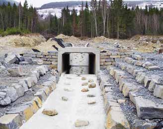 Lågen (se bilde forrige side). På oversiden av rørene har vi bygd et stort sedimentasjonsbasseng og fangrister som skal stoppe sand og jord, kvist og greiner fra å tette rørene.