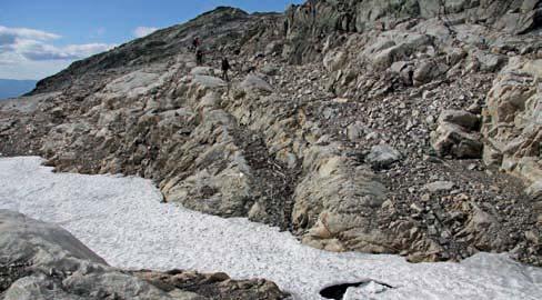 Figur 6. Øverst. Situasjonen i 2010. En større del av fjellhyllen er fremsmeltet.