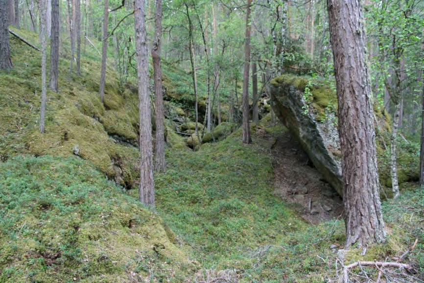 Størst er tre av bruddene nord i denne sonen (Figur 31, lokalitet 146, GBM111 og GBM109), hvert med 22-40 meters lengde og opptil 11 meters bredde.