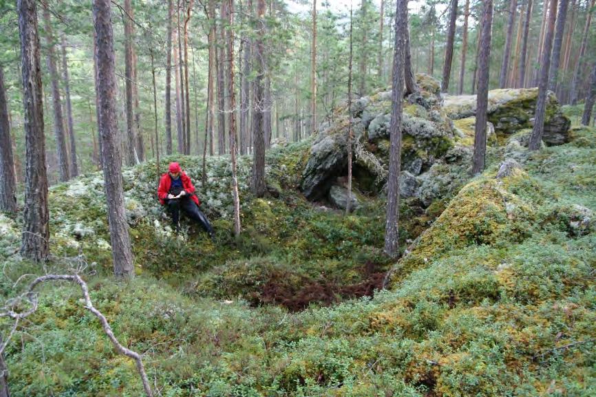 I tillegg til de 56 bruddgropene, er det registrert tre lokaliteter med hoggespor på flyttblokker der det har vært tatt ut bare én eller noen få kvernsteinsemner.