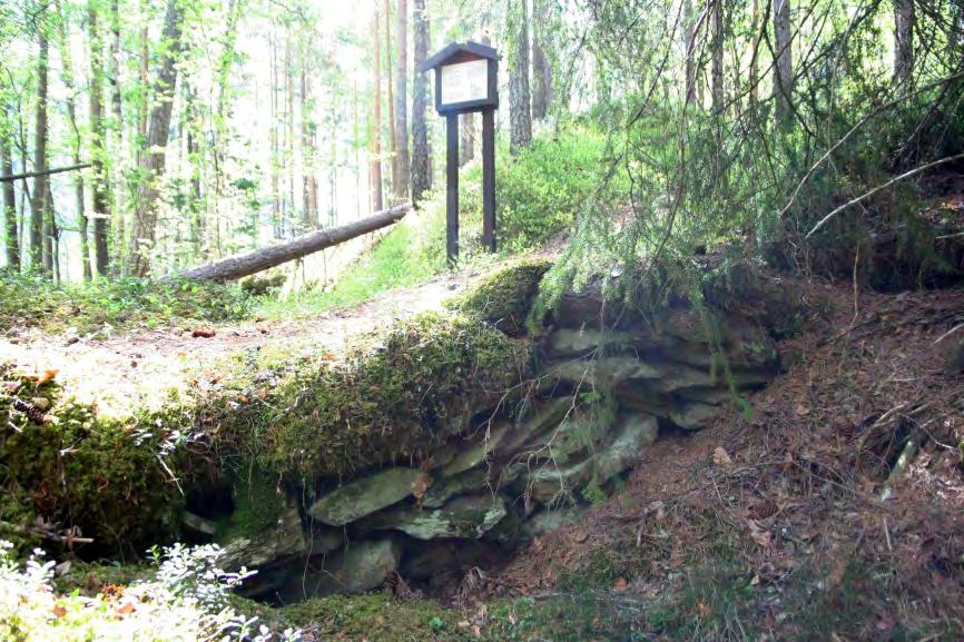 Deler av veien er ødelagt av en moderne driftsvei for skogbruk. 150 meter sørøst for Storgruva deler den seg i to.