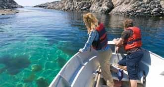 De besøkende til øya kan benytte gode flytebrygger, både på vestsida og østsida av øya, og boltre seg på blanke svaberg og i lune viker.