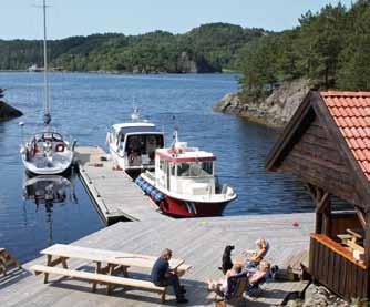 26 Hisøy stord èçb 29 Furuneset bømlo Ç3$ Narravik er ei fin lita badevik vest for Mosterhamn, med en stor og frodig grasslette.