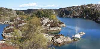 Kommer du med bil, tar du av fra vegen mot Brandasund (Fv 18) på nordsida av Goddebrua.