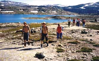 49 Nesøyra Sauda Úè$3 Slettene Friluftsområde ligger i Lambavågen, like nordøst for Auklandshamn, dels på fastlandet og dels på Hjelløya.