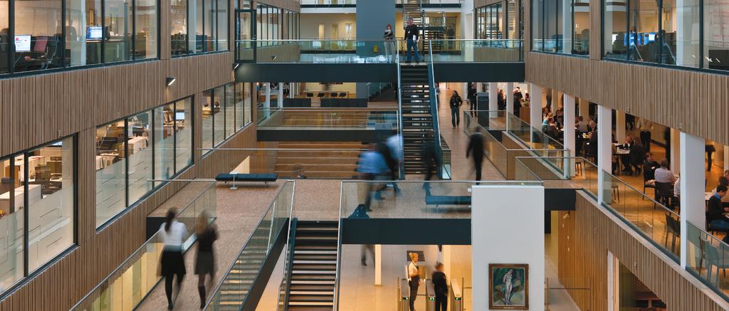 2012: I Storebrands lokaler på Lysaker sitter alle i åpent landskap. Hovedkommunikasjonen i det 35 000 m2 store bygget går via heiser, trapper og gangbroer.