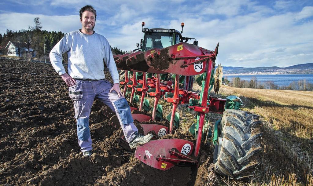 Kverneland 2500 i-plough Tormod tester nye 2500 i-plough På et alt annet enn flatt jorde langs Mjøsa strekker fårene seg snorrett etter den GPS-styrte plogen.