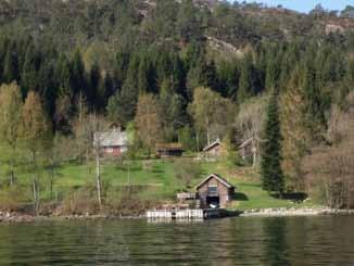 I sør går ein liten bit av fylkesvegen inn i området, som vidare vert ført som privat veg. Heilt i sør ligg eit større område som er verna etter naturvernlova, Brandvika landskapsvernområde.