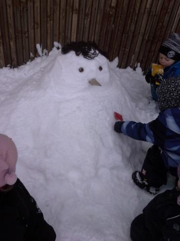 Så kom snøen, vi aket, bygget snøtroll, rullet snøballer og alt den artige snøen kommer med. Dette skapte både forundring, undring og ikke minst iver og glede.