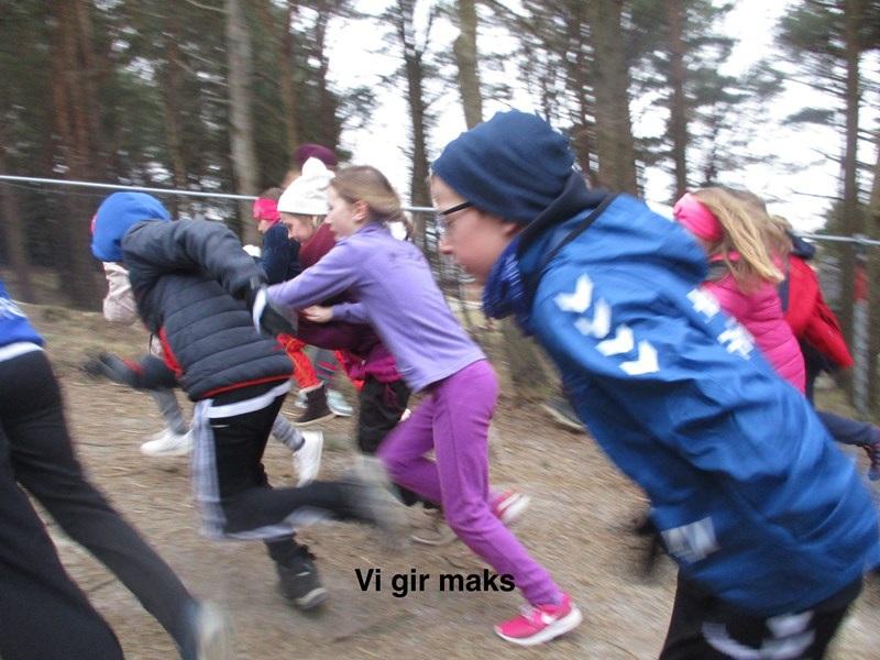 Kort intervall - motbakkeløp Motbakkeløp - vi presser oss selv maksimalt. Uke 1 og 2 Dagens andre treningsøkt er motbakkeløp. Da løper vi alt vi har opp en bratt bakke.