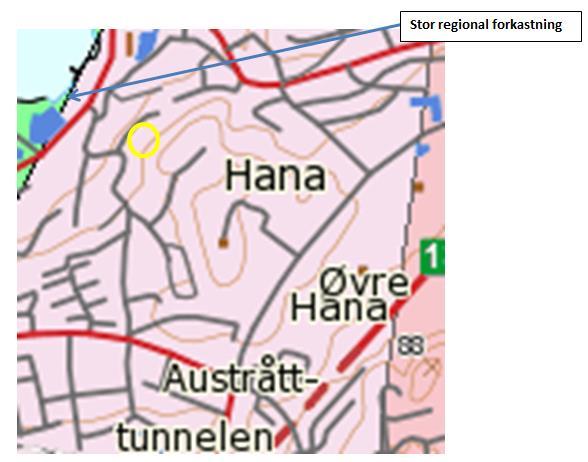 Mindevegen 8). I tillegg til disse to bolighusene, er det eksisterende bolighus nært inntil tomten i nord mot Høgevollsstubben 5 og i sør mot Høgevollsveien 14 A/B og Høgevollsstubben 1.