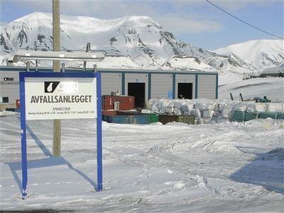 Store lokale protester mot avfallsdeponi Etter lange forhandlinger og store etableringskostnader gis det tillatelse til etablering av et avfallsanlegg Det blir store lokale protester, og lokale