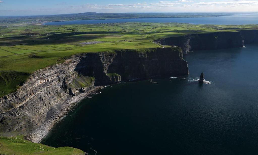 6 Cliffs of Moher, en av Irlands største turistattraksjoner. 214 meter over Atlanteren strekker klippene seg, og herfra er utsikten spektakulær. Vi stopper for lunsj (ikke inkl.