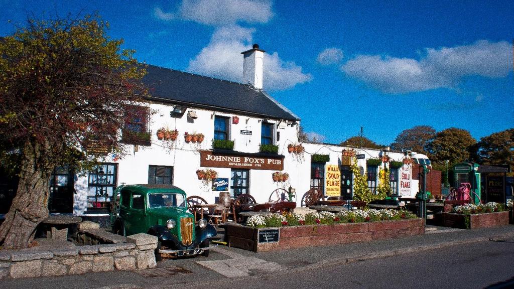 7 severdigheter og får høre om byens historie. På kvelden avslutter vi vårt opphold med et forrykende show og middag på Johnnie Fox s Pub.