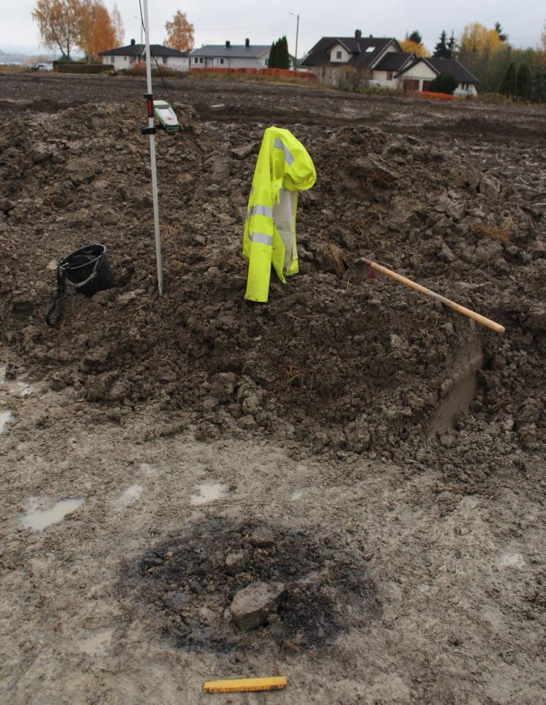 Fotonr. 5: Øverst ses kokegropen i plan med boligbebyggelsen langs Valstadsvingen i bakgrunnen.