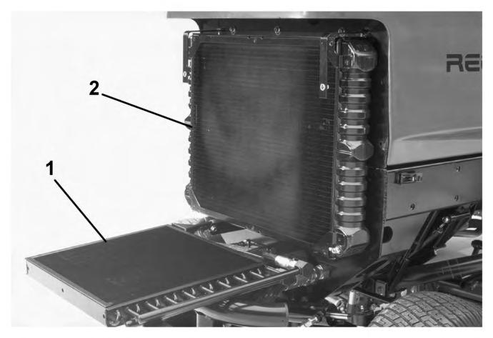 Lås opp og fjern den bakre skjermen (Figur 72). Rengjør skjermen grundig. Figur 73 1. Oljekjøler 2. Radiator Vedlikeholde kjølesystemet Serviceintervall: Hver 100.