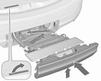 70 Oppbevaring og transport Trykk klemspaken ned, og trekk begge lampefestene ut av fordypningene. Bagasjerom Felle ned bakseteryggene Bakseteryggen er i tre deler.