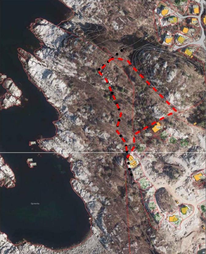 Vegetasjonen i området er bjørk- og furuskog med mye røsslyng i bunnsjikt, samt noe fjell i dagen. På markslagskart er området registrert som grunnlendt åpen fastmark uten skog.