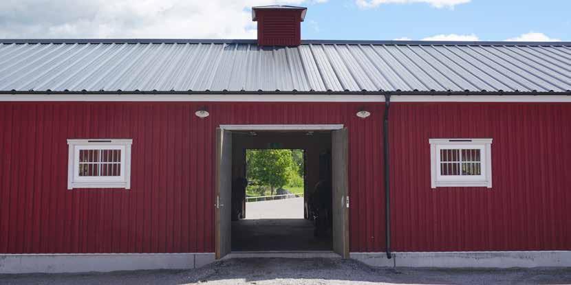 BORGAS HESTESTALLER VOKSER MED OPPGAVEN Vi mener at hestene dine fortjener en stall som både er tiltalende og praktisk, og som passer inn i gårdsomgivelsene.