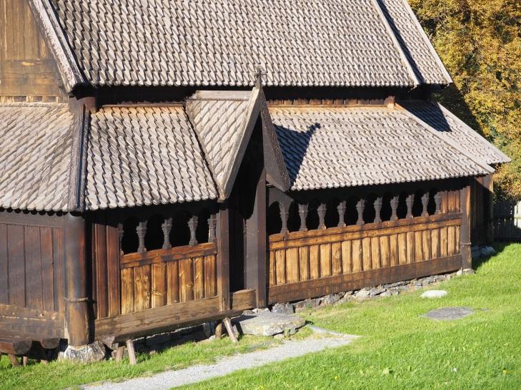 Kirkens sydside, omgang Kirkens sydside. Vegetasjon inn mot kirka bør holdes nede.