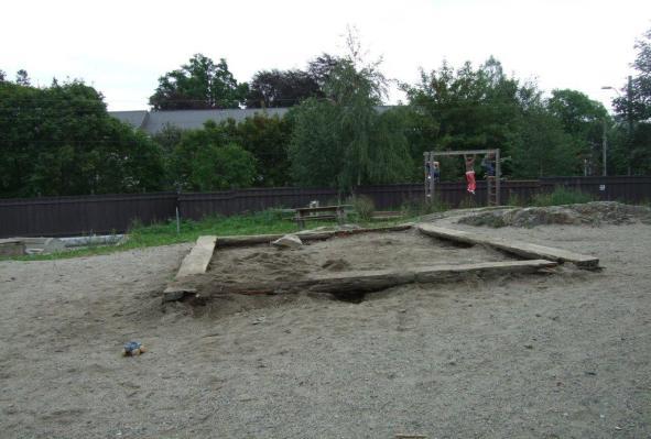 Skolens ønske er etablering av landhockeybane 12x20m med vant inntil 2 av sider støyskjerm. 2 stk. små mål. Asfalt som underlag.