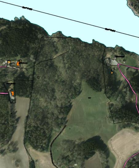 Landskapet er et ravinelandskap som er delvis kupert og heller ned mot Glomma i nord. Terrenget består stort sett av løsmasser, men med delvis synlig berggrunn.