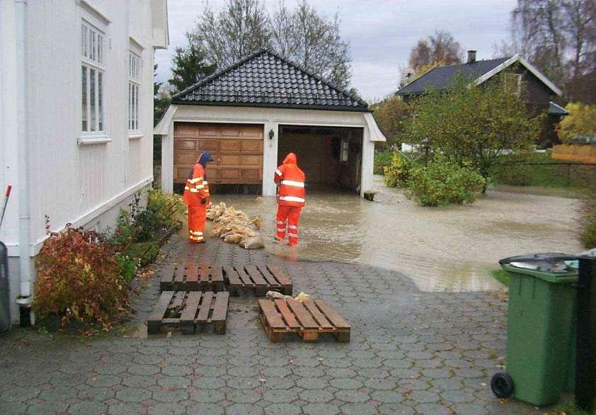 Garasje i flomvegen Hvor mange andre bygg hindrer overflatevannet?