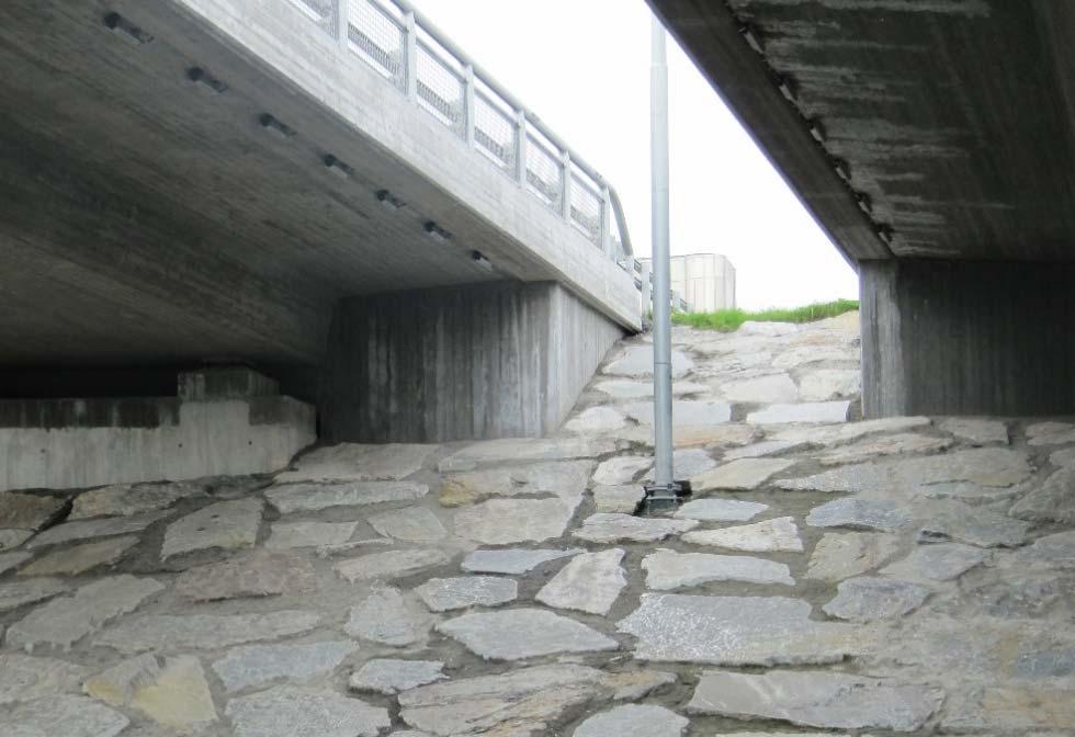 Bruer i linja Hovedbruene utføres som enkle betongkonstruksjoner med tverrsnitt med skrå sideflater Bruene bygges som ettspenns eller trespenns bruer avhengig av bruenes lengde.