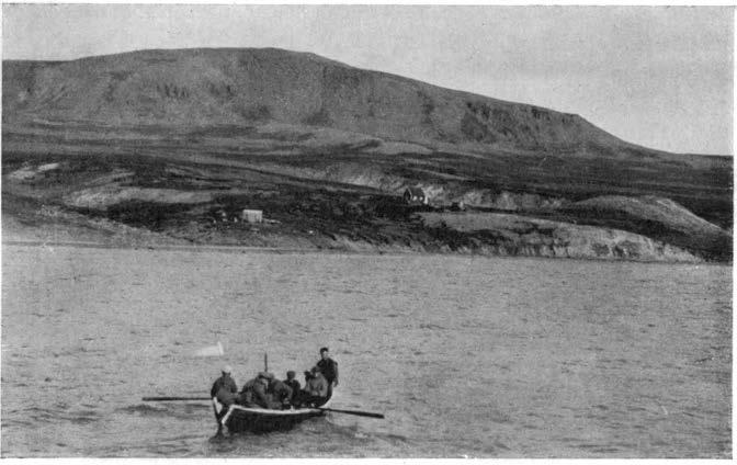 - 37 5 - Fig. 4. Den norske fangsthytte Sverresborg på nordsiden av Vegasundet. Adolf Hoel fot. 15/s 1930 til motorbåten.