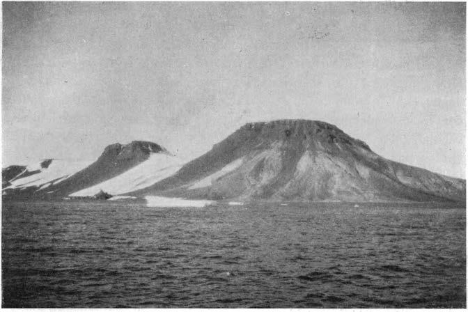 -403- Fig. 5. Profilfjellet, Algerøya. Jurassiske lag vesentlig bestående av sand i fjellets nedre del, basalt øverst. Horn fot. ts/s 30.
