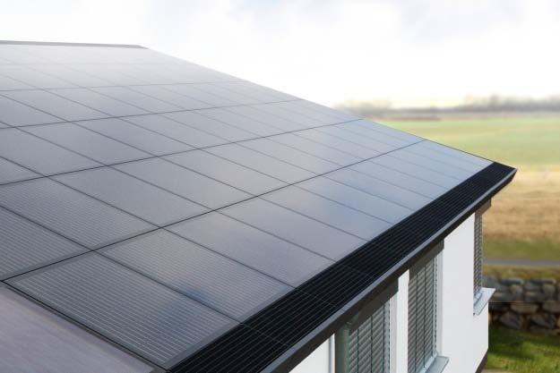Bildet er tatt med her for å vise hva som er mulig. 5. Vurdering Mesterfjelet Skole har to flater som er godt egnet til produksjon av elektrisitet fra solceller.