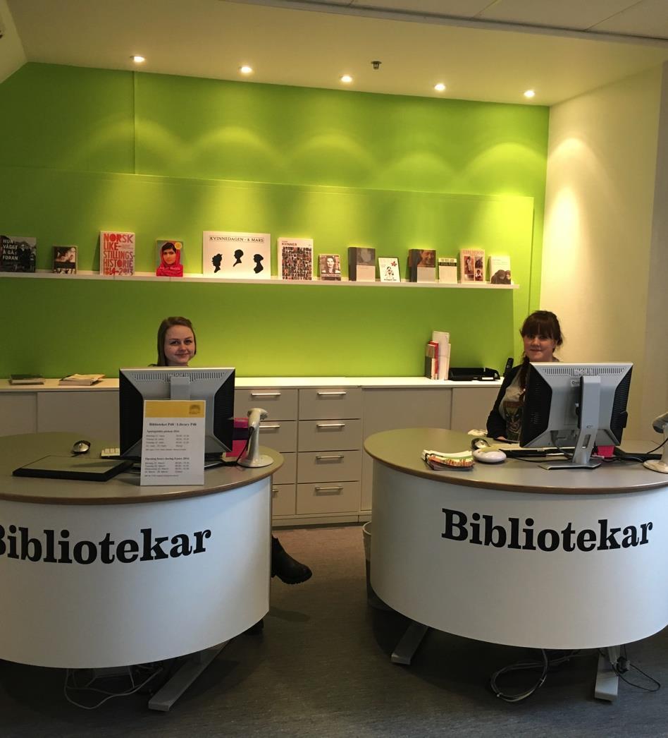 Bibliotek Avdeling for læringssenteret og bibliotek (LSB) har ca. 80 tilsatte. Av disse er syv vitenskapelige tilsatte med førstekompetanse, fem er universitetsbibliotekarer i tillegg til ca.