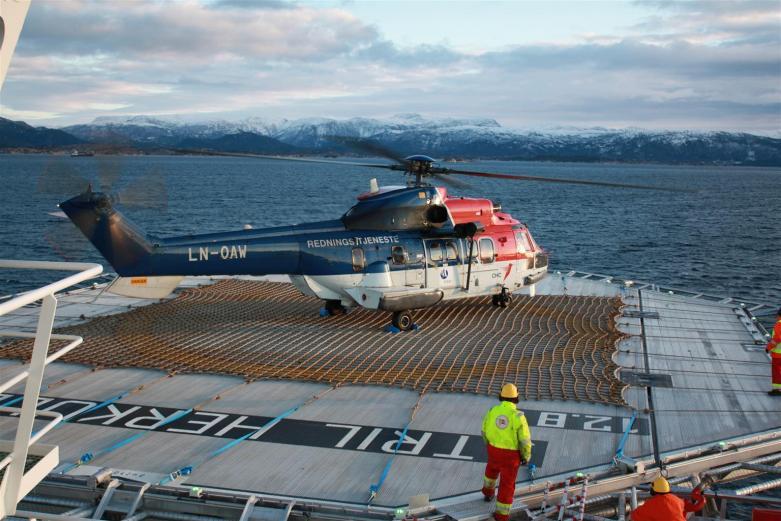 Bilde 3 Stril Herkules med SAR helikopter på sammenleggbart helidekk. Foto: Simon Møkster Shipping AS Denne type fartøy betegnes som fremtidens beredskapsfartøy og bør benyttes også ved Jan Mayen. 6.