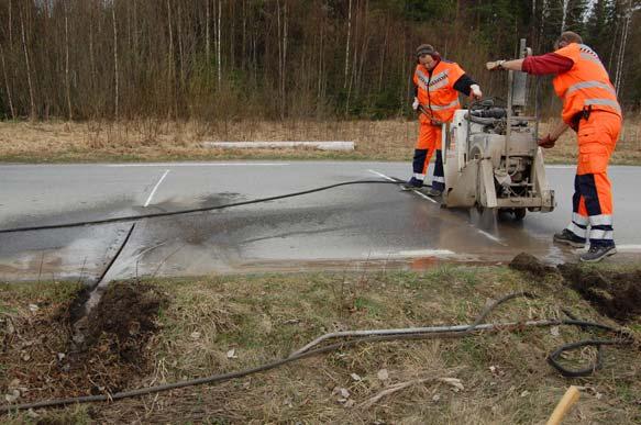 Forberedende arbeider Metoden går ut på å frese to, 2cm dype, parallelle tversgående spor i