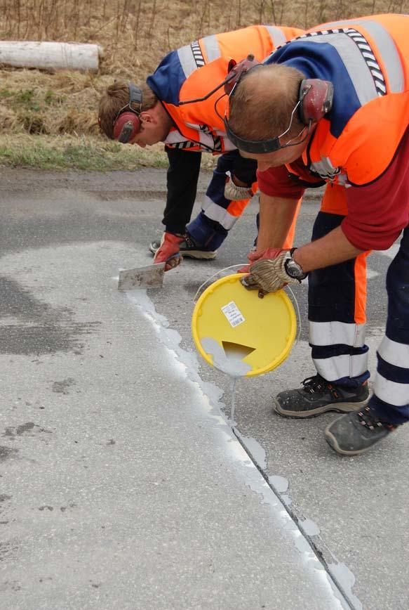 Sporene fylles igjen, slik at kablene ligger beskyttet, og kan registrere dynamisk trykk. Se figur V24.6.