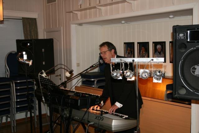 Kveldens musikk ble behørig ivaretatt av Bror Egil Øiseth, hvor dansen gikk ut i de små timer.