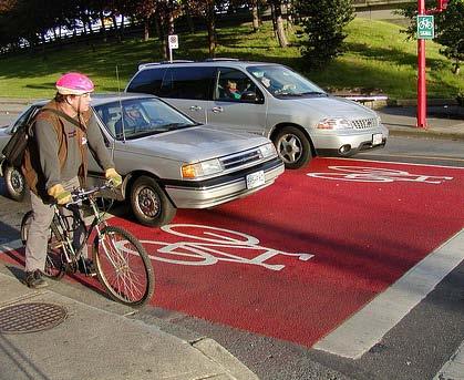 mer synlig for bilistene. Samtidig kan sykler foran bilene ha en generell fartsdempende effekt (Sørensen, 2009).