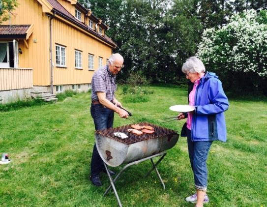 Tredje juni ble det andre informasjonsmøtet avholdt på jordet. 13. juni ble det avholdt årsmøte. Etterpå tente vi griller og laget langbord utenfor bestyrerboligen på Huseby Gård.