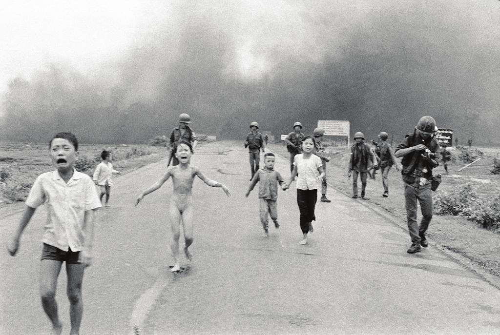 5.4.3 Figur 6 The Terror of War, Trang Bang 1972. Foto: Nick Ut / NTB Scanpix grunn av den nakne jenta som en del av helheten, en avsky for hvordan krig nådeløst rammer barn.