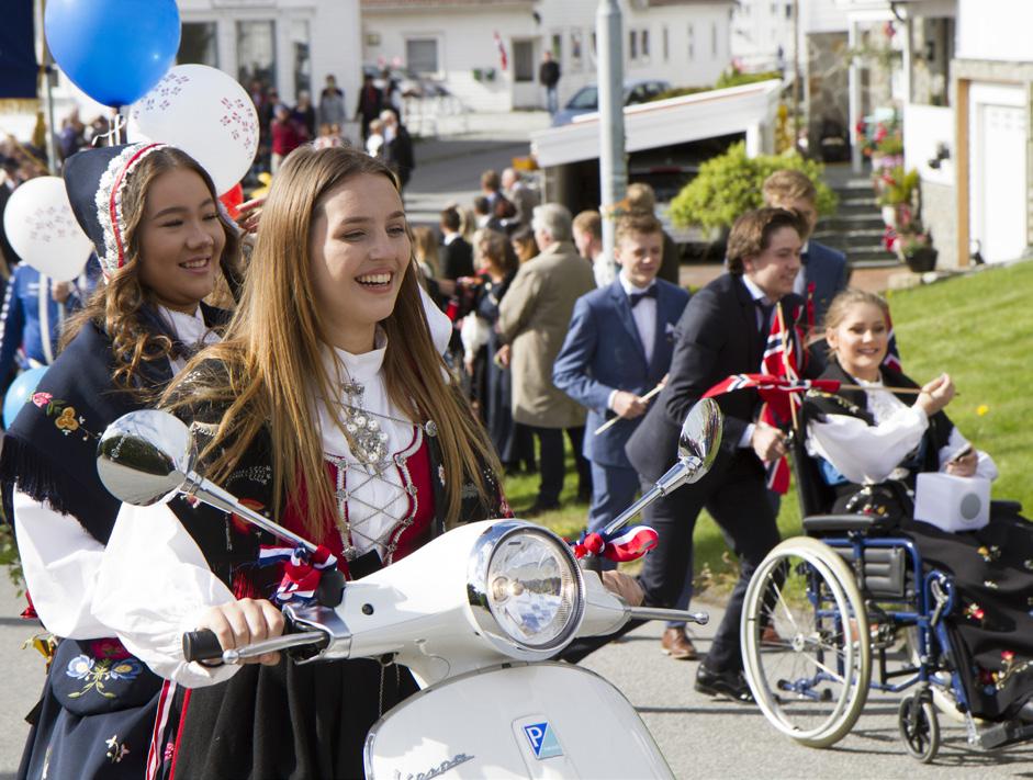 Det går et festtog gjennom landet! Det går et festtog gjennom landet! I by og dal, ved fjell og fjord. Vi svinger flagget stolt for Norge, Med hurra-rop i fra syd og til nord. Ref.: Hurra!