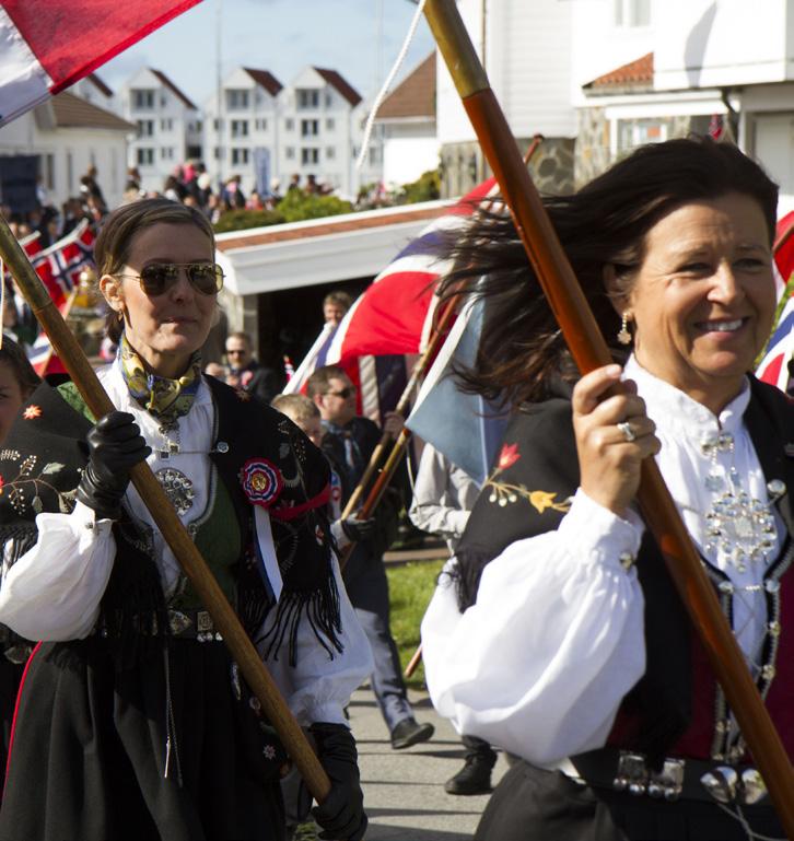 Nå lyder takkens melodi Som stiger taktfast opp fra folket. Fra oss som ønsker et demokrati. Syttende mai. Nå jubler våren! Nasjonen pynter seg til fest. Gå sammen, elske fram verdier Så alle trives.