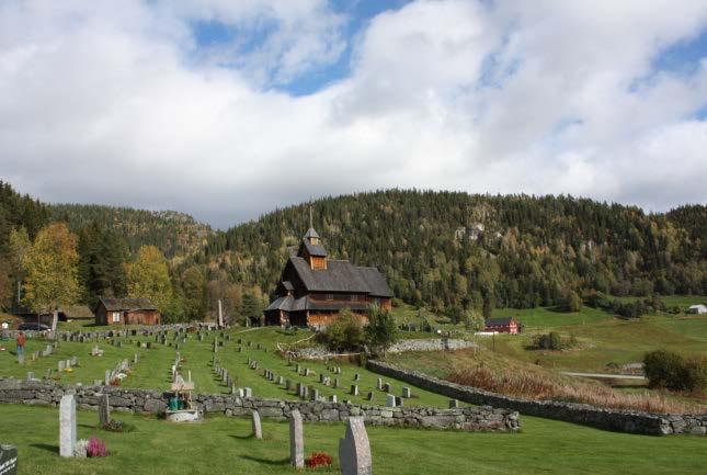 45 og Eidsborgtjønn. I nord går, rett utenfor kirkegårdsmuren, veien inn mot Vest-Telemark museet. En kirkegård er anlagt i sydvest.