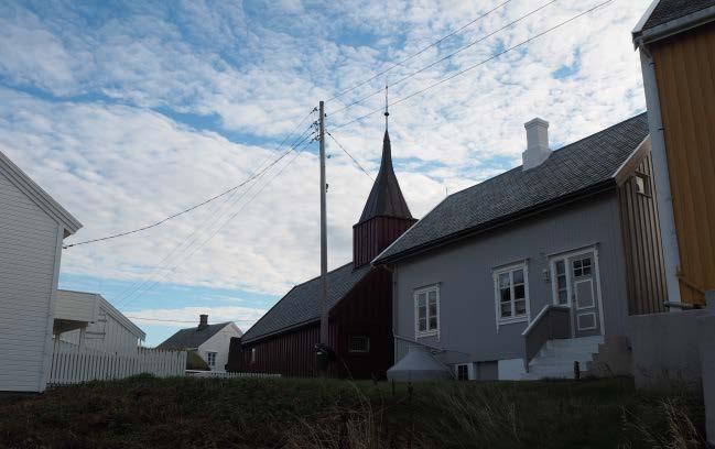 Den røde bygningen er kirken.