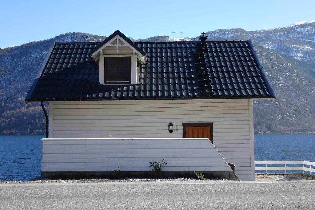 etasje på fremsiden av huset. Verandadør på sjøsiden. 1.2.