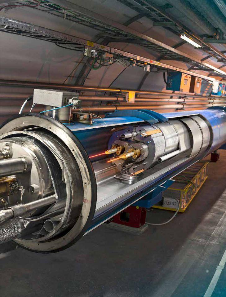 FYSIKK Akselerator: Partikkelstrålene ved LHC går i to rør med ultrahøyt vakuum omgitt av superledende elektromagneter.