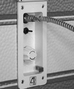 Utvendig dusj Noen modeller er utstyrt med utvendig dusj (fabrikkmontert tilleggsutstyr på øvrige modeller). G Bruk av utvendig dusj: 1. Sørg for at ventilene (V1 og V2) er åpne.