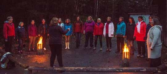 OKTOBER Det er en egen stemning å vandre elvelangs til fakkellys i Krudtværket. I 2016 bidro koret Caldera til å høyne stemningen ytterligere.